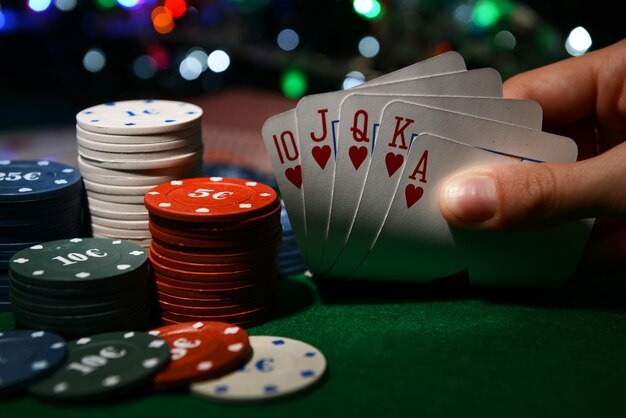 Live roulette table at saldoku777 with dealer, wheel, and betting layout